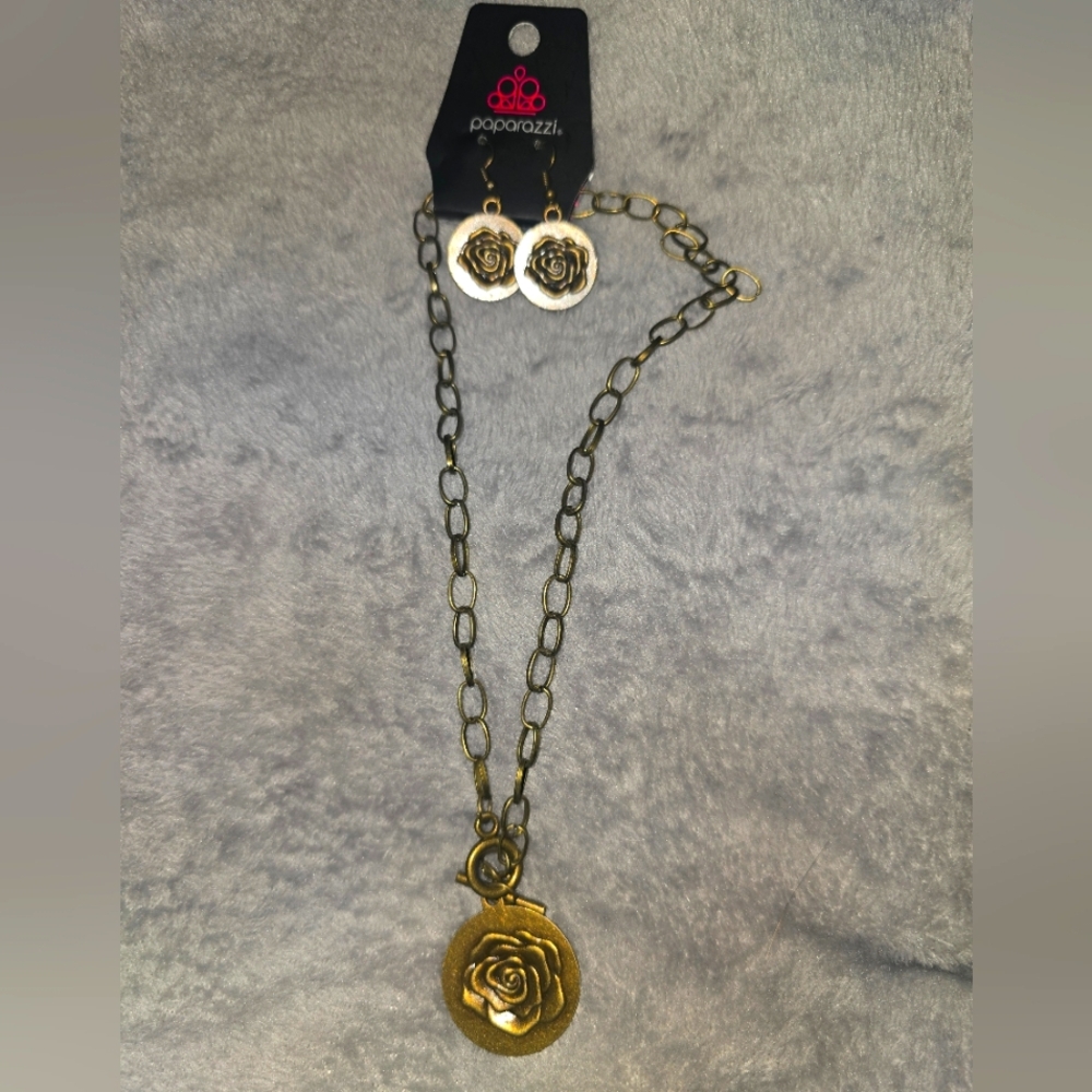 NWT! Paparazzi Antique Gold Rose Necklace Set! Gorgeous!